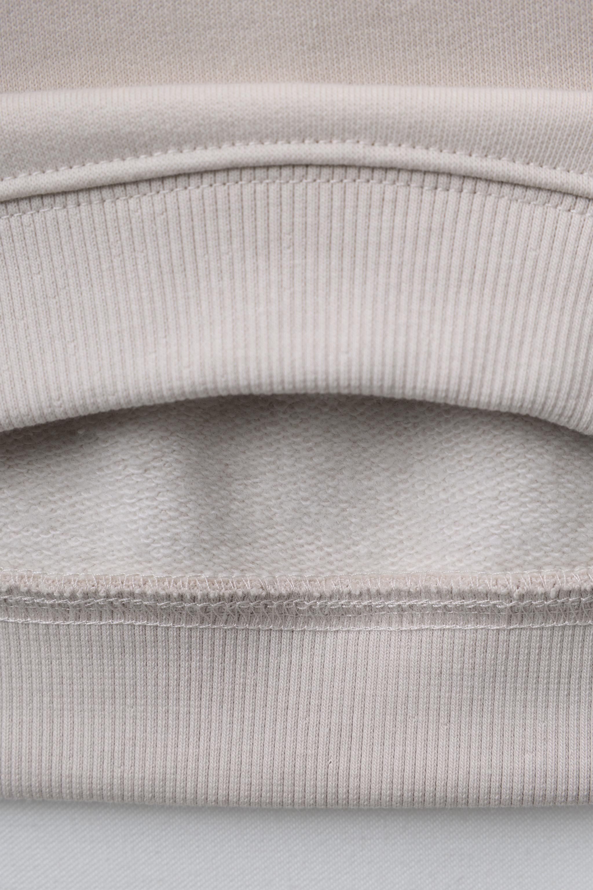SWEAT AVEC INSCRIPTION EN RELIEF